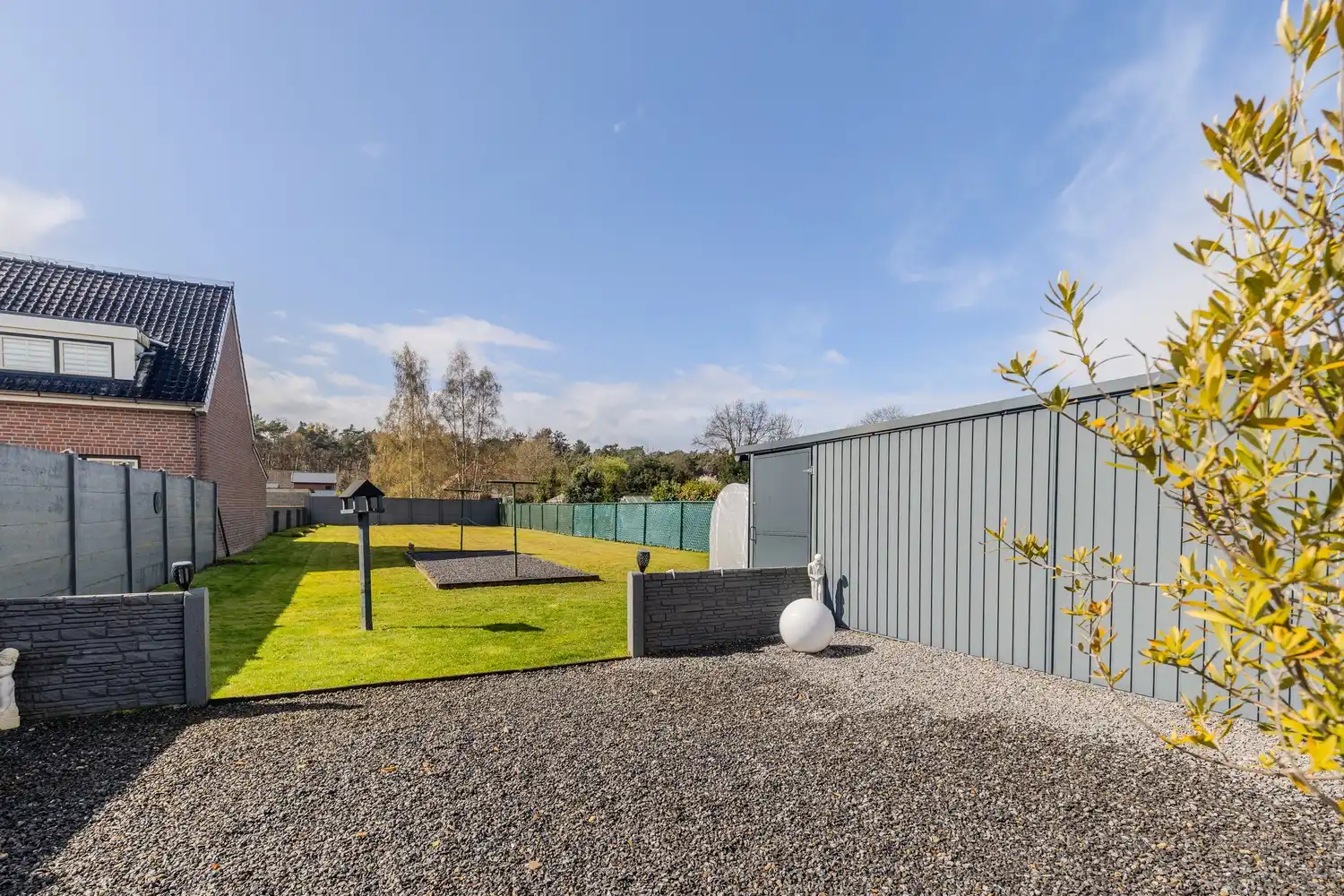 Instapklare woning met drie slaapkamers, ruime tuin en twee garageboxen in hartje Rekem! foto 44