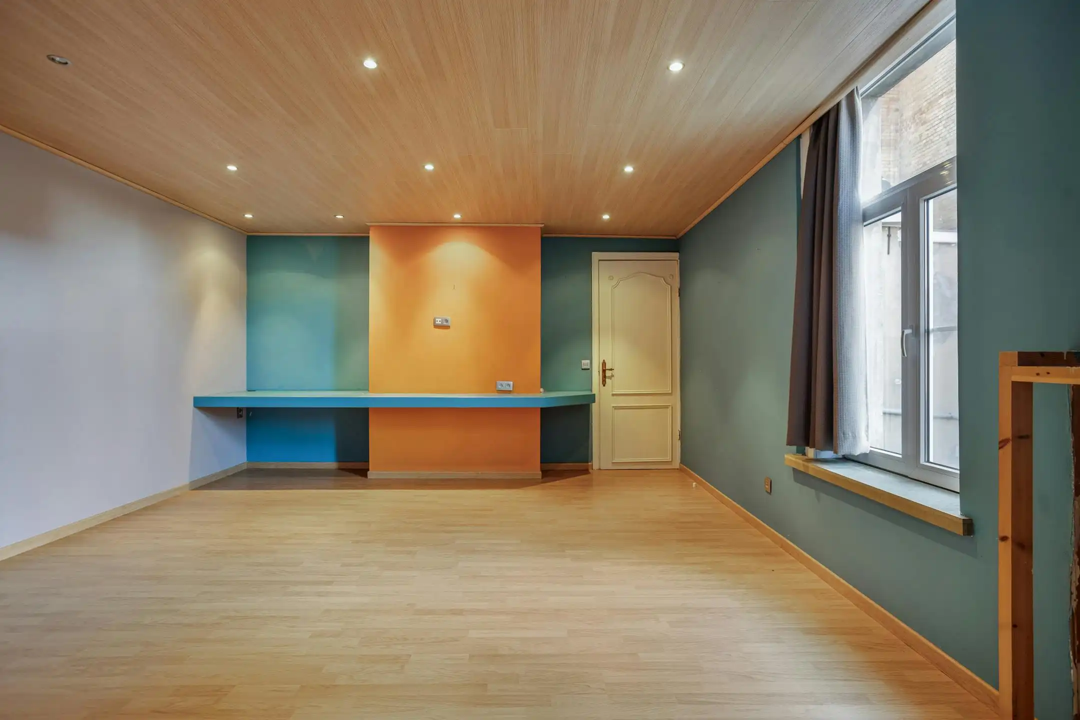 Handelspand met woning in centrum Veurne. foto 8