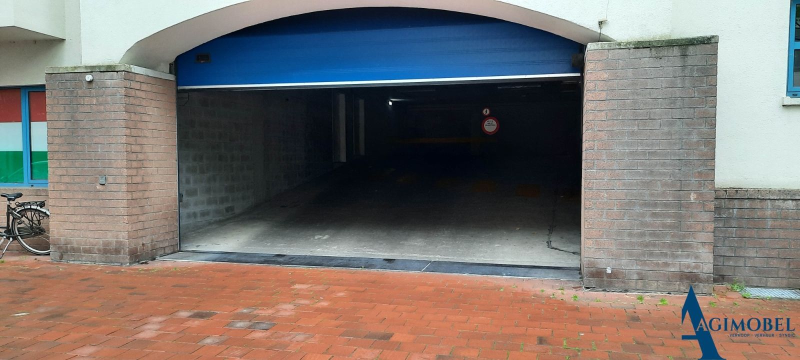 Gemakkelijke  garagebox op niveau +1 in het centrum nabij de Lippenslaan te Knokke . foto 2