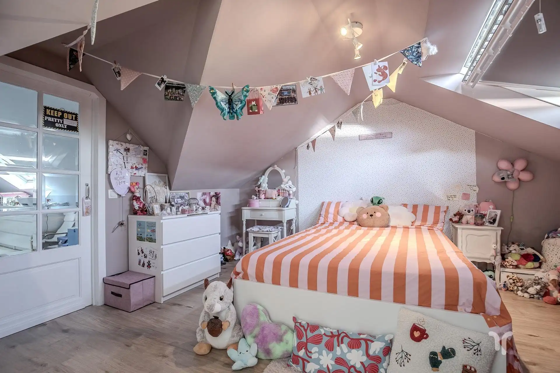 Zeer verzorgde, instapklare, volledig gerenoveerde open bebouwing met 5 slaapkamers. foto 16