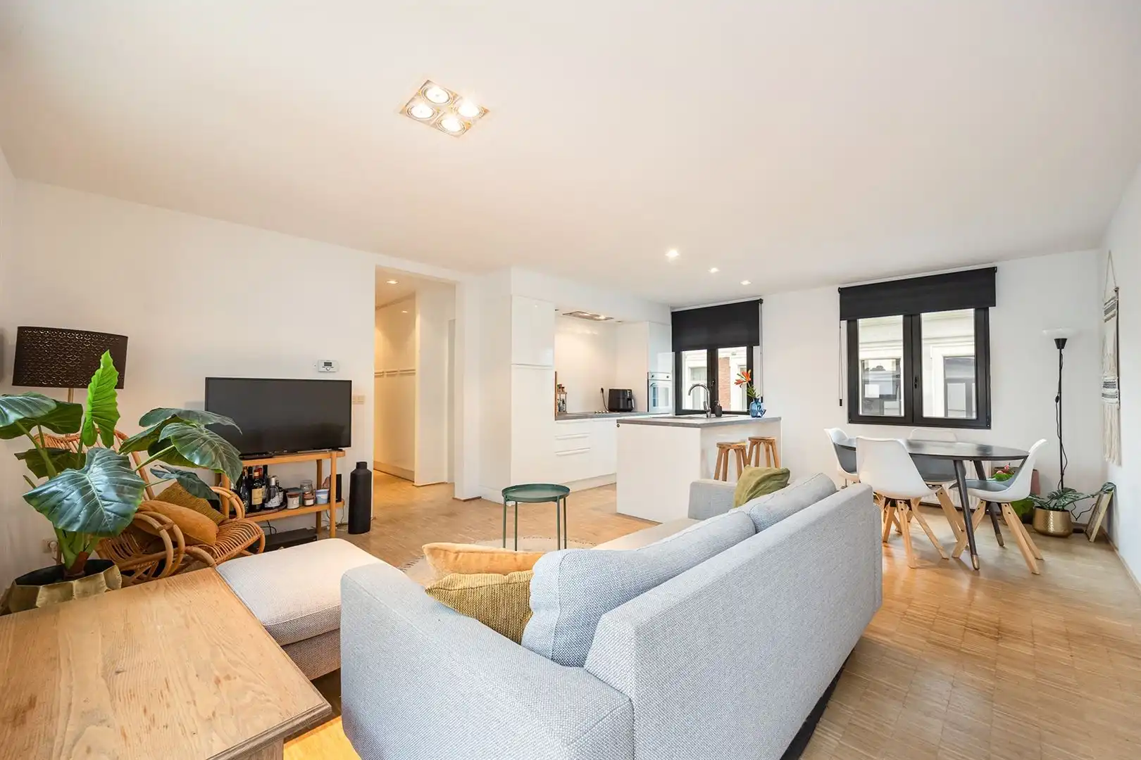 Gemeubeld wonen met terras in hartje Harmonie foto 11