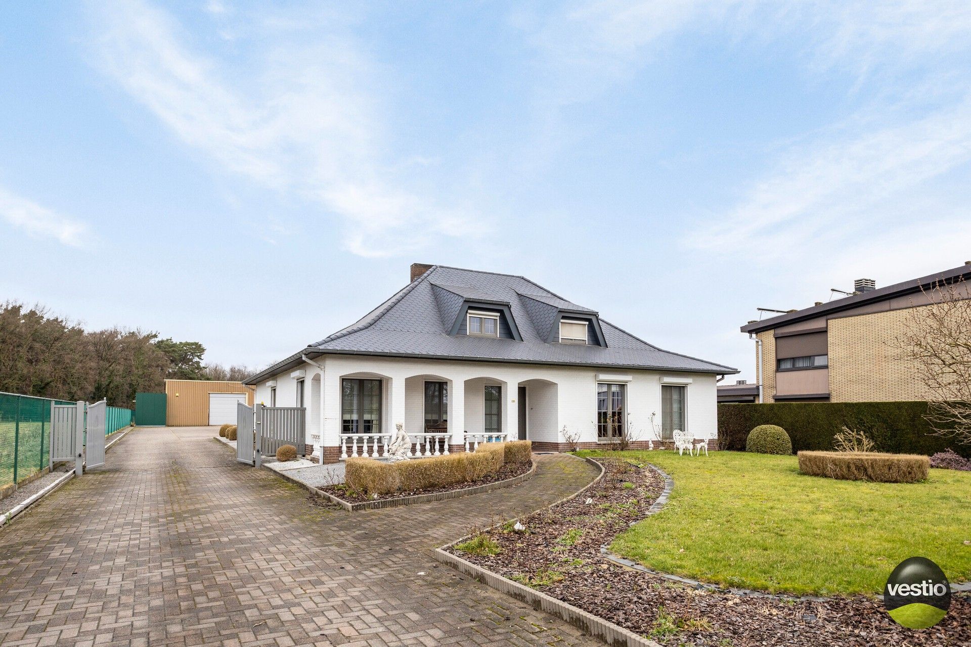 RUIME VILLA MET 430 M² WERKPLAATSEN OP 26,37 ARE foto 9