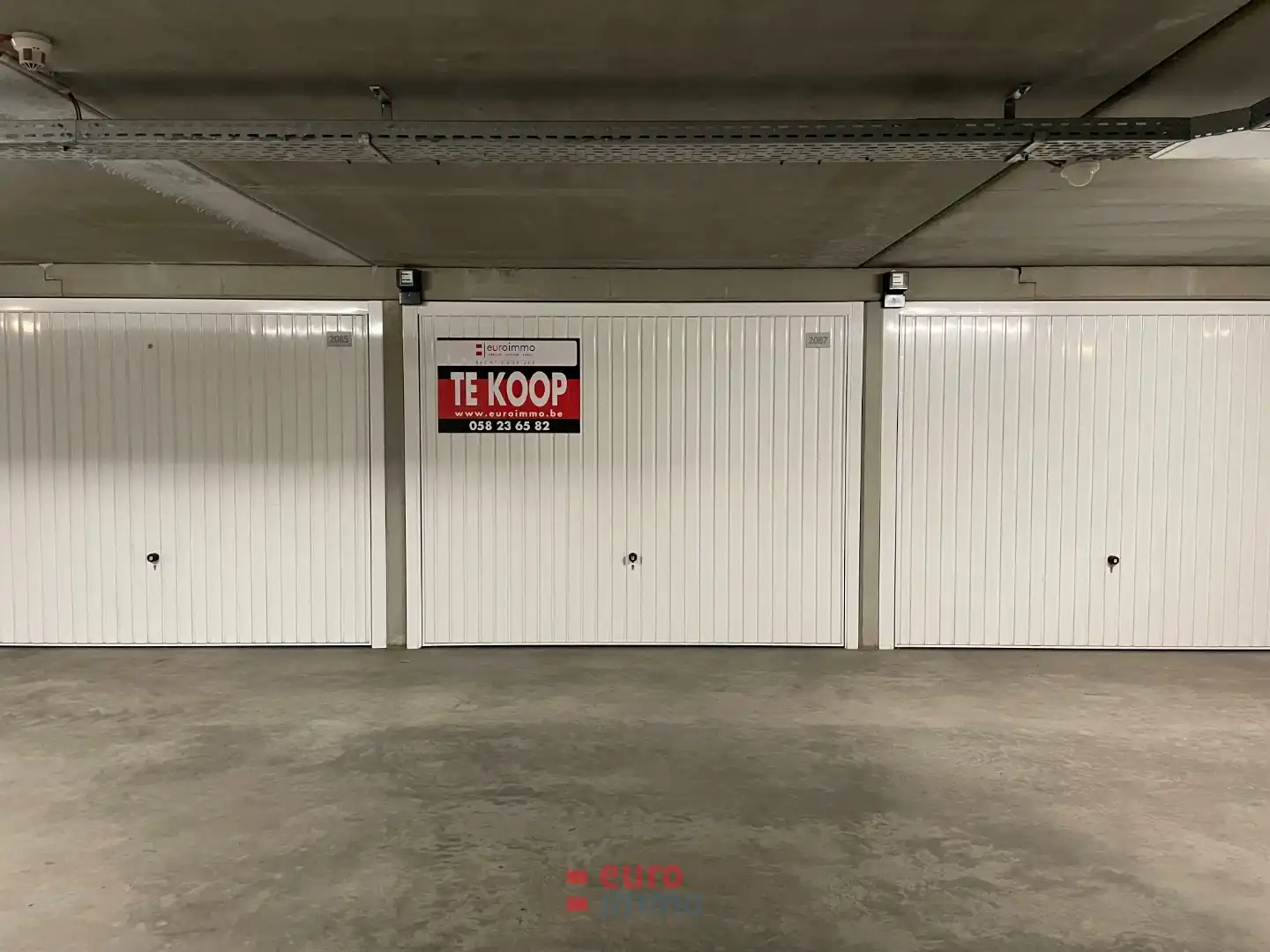 Afgesloten garagebox op een centrale ligging! foto 4