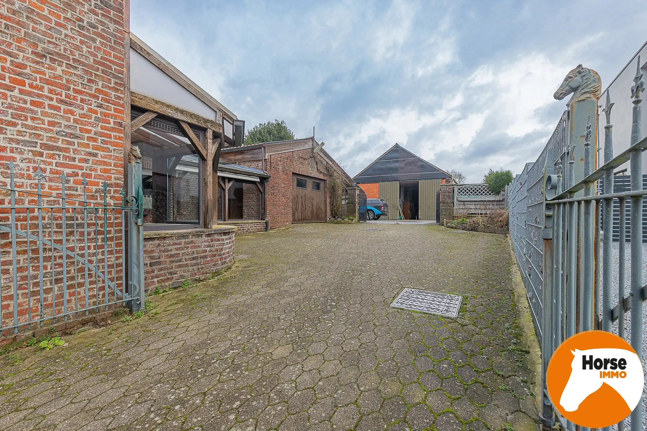 ROZEBEKE - Karakteristieke burgerwoning met loods foto 17