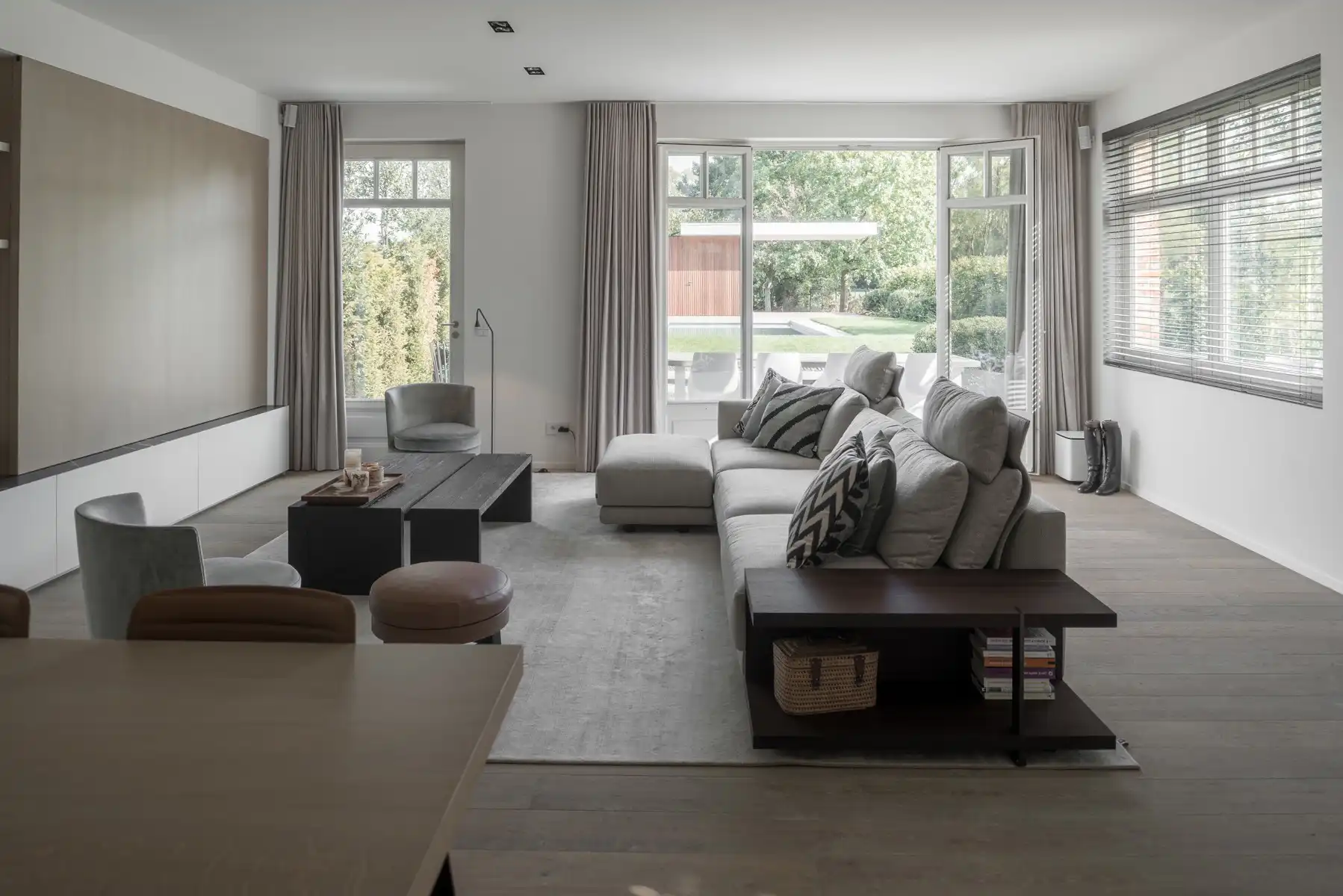 Exclusieve instapklare woning met zwembad en open groenzicht foto 21