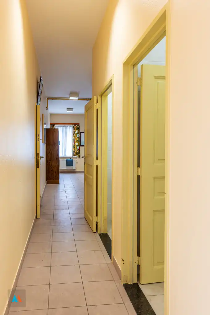 Gezinswoning met ruime loods foto 18