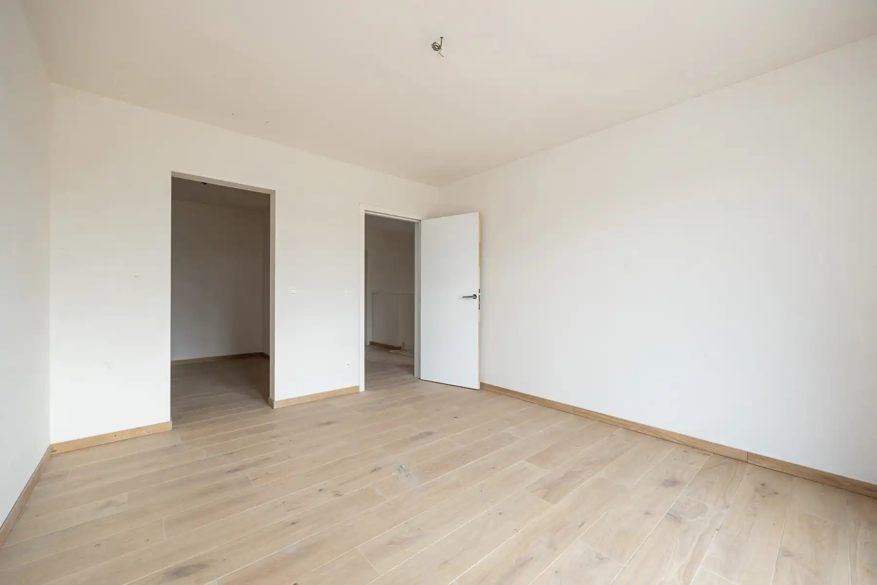 Halfopen woning met 3 slaapkamers en carport/fietsenberging op perceel van ca 370 m² foto 8