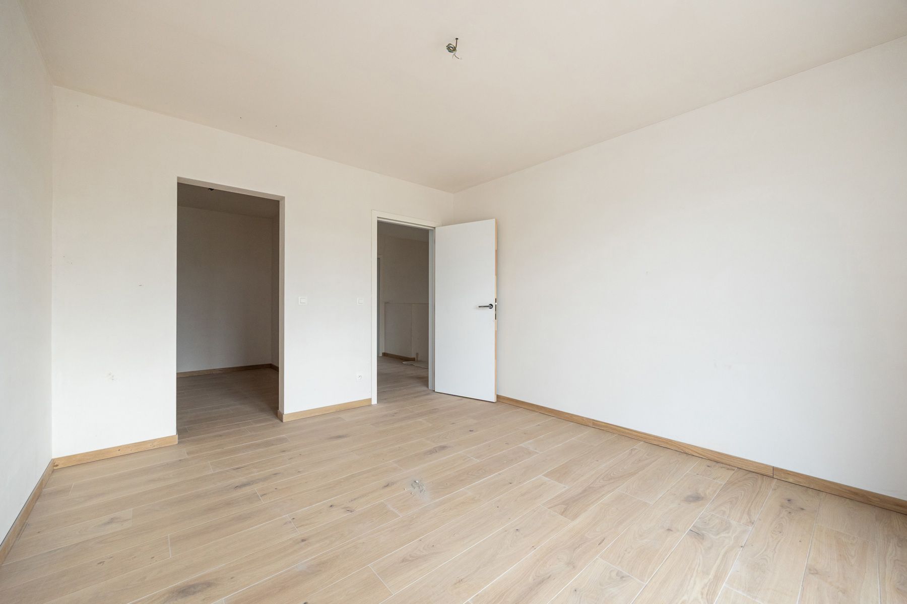 Halfopen woning met 3 slaapkamers en carport/fietsenberging op perceel van ca 370 m² foto 8