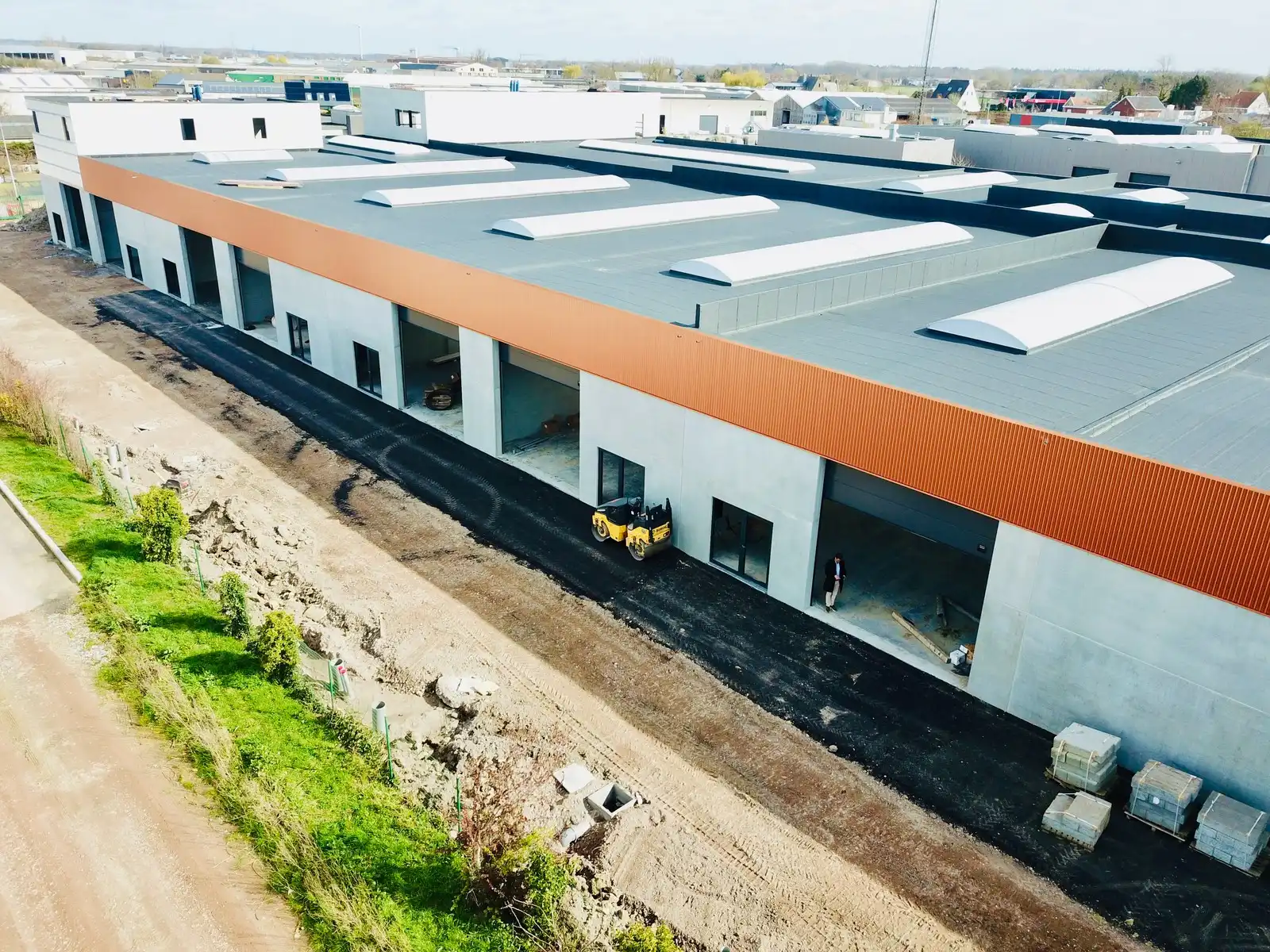 Laatste KMO-units te koop: "NB MAGAZIJN (335 m²)" inclusief 2 private PARKEERPLAATSEN op industriezone "De Schatting" te Zedelgem foto {{pictureIndex}}