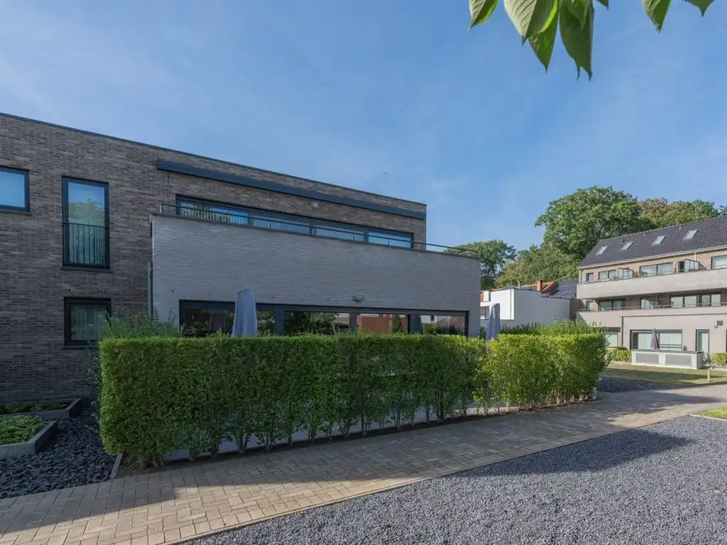 Modern gelijkvloers appartement met ruim terras en private tuin foto 2