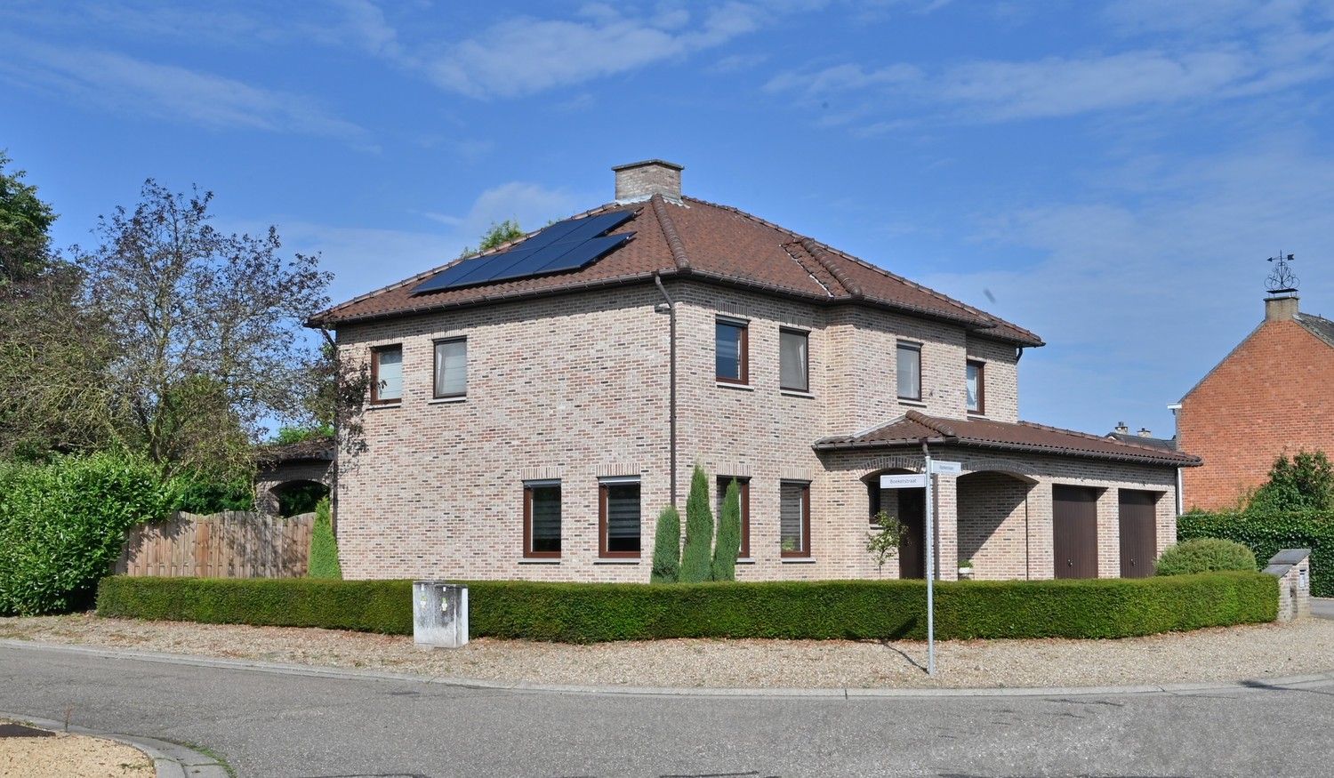 Instapklare, gemoderniseerde woning met 14 zonnepanelen, rustig en residentieel gelegen te Lanaken, op slechts 7 km van Maastricht foto 2