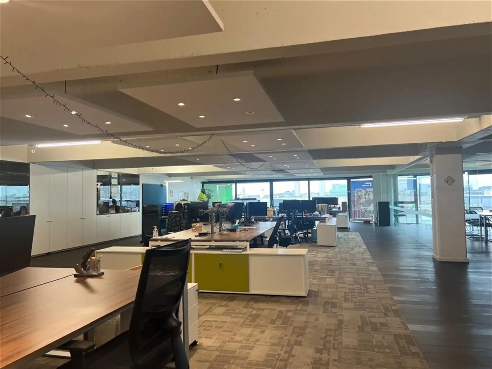 Kantoor met uitzicht op het Havenhuis foto 6