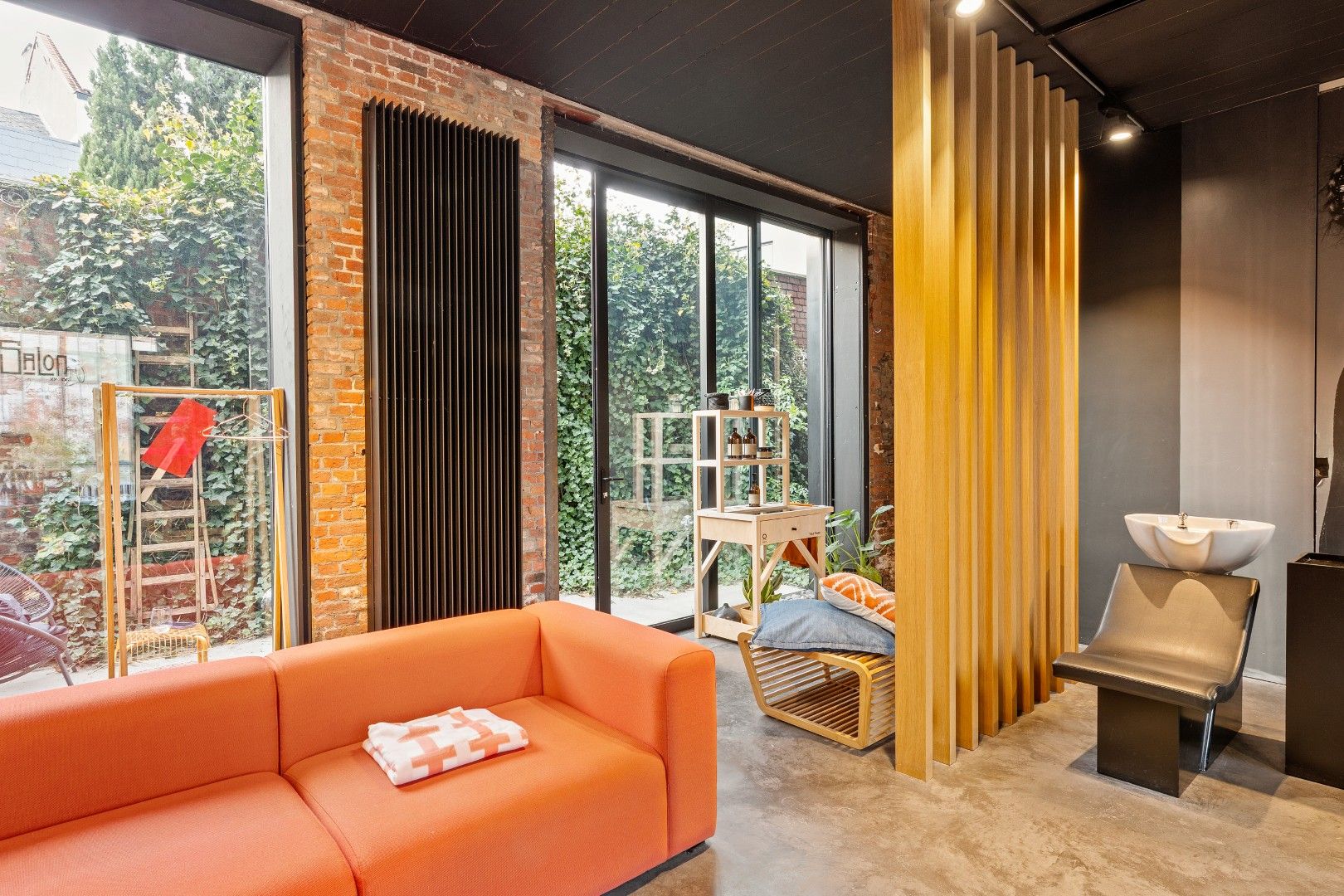 HIGH-END HANDELSRUIMTE OF KANTOOR MET GARAGE foto 16