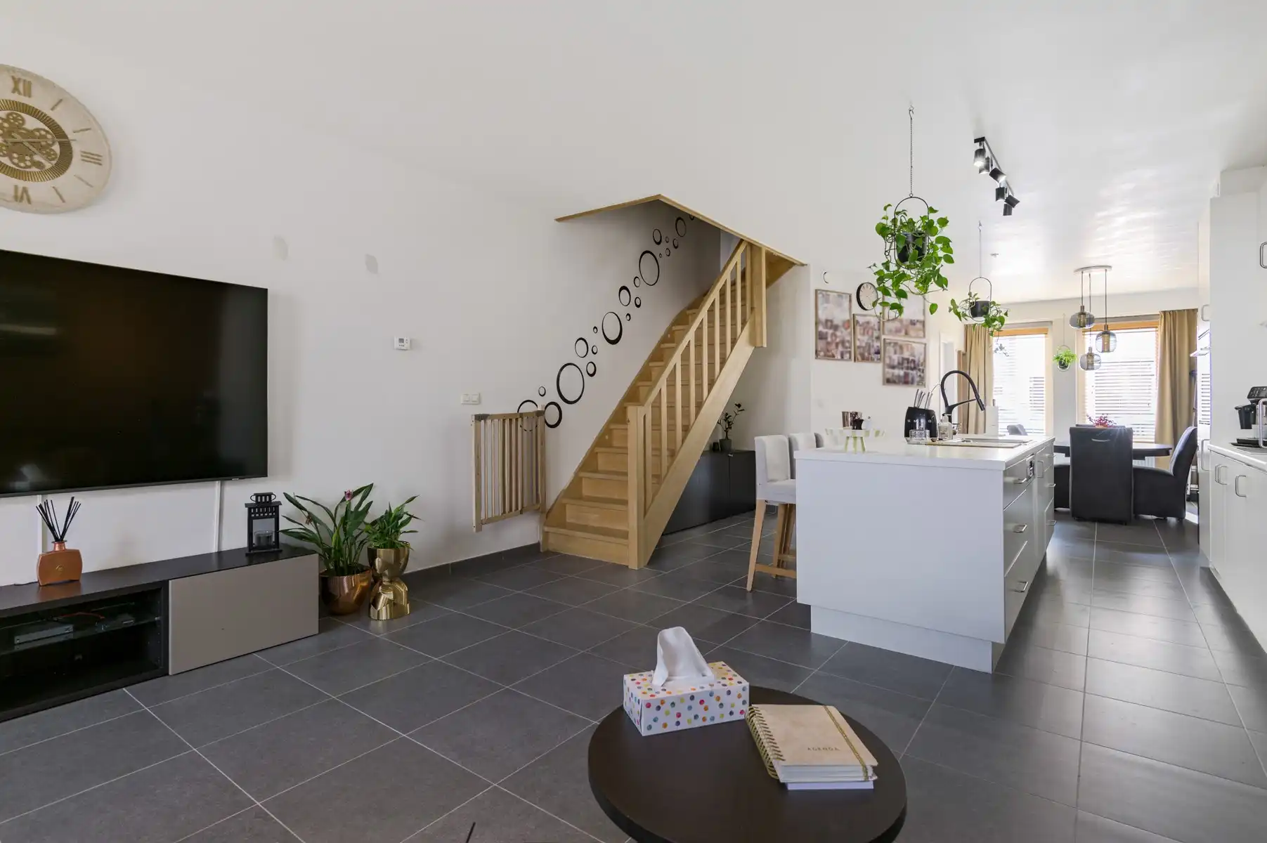 Recente woning op centrale ligging met garage foto 4