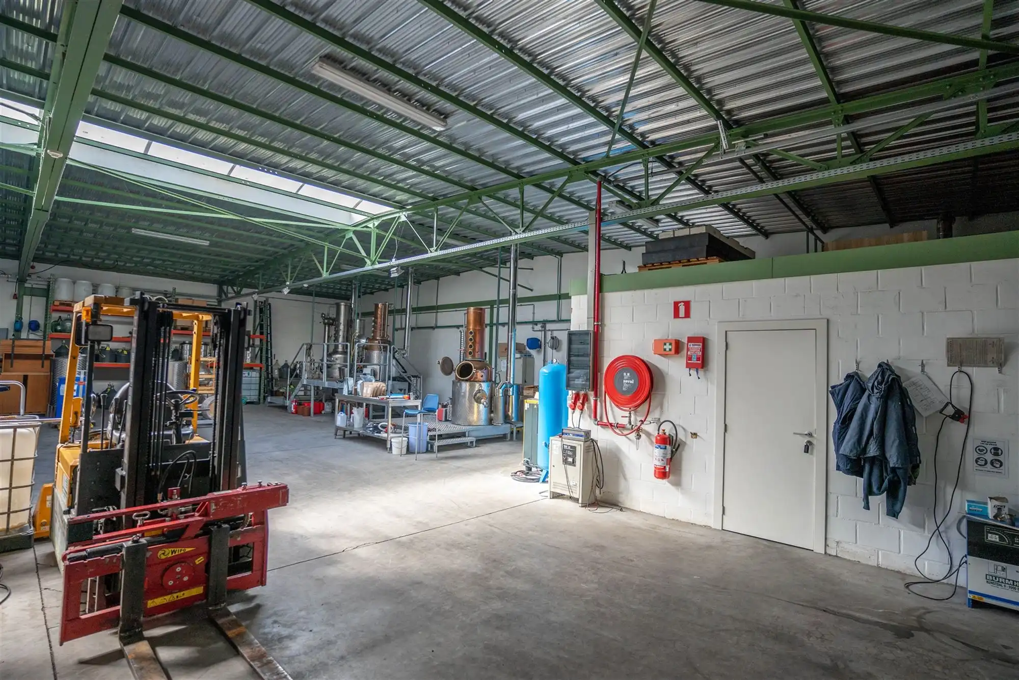 Ruime loods van 400m² met kantoor en parking foto 7