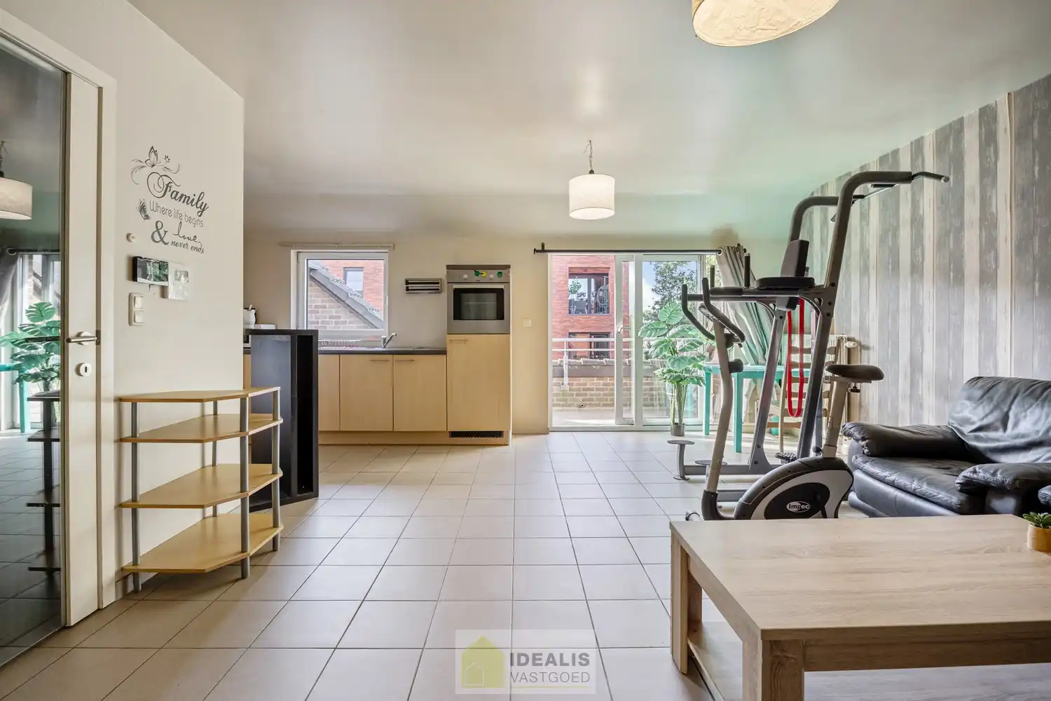 IDEALIS VASTGOED – KNAP APPARTEMENT GELEGEN OP UITERST CENTRALE LOCATIE TE OVERPELT, PELT. Dit knappe appartement met bouwjaar 2000 omvat een aangename ca.72m² en  biedt plaats aan een lichtrijke leefruimte met aansluitend goed onderhouden keuken, 2 knappe slaapkamers, badkamer en dakterras! Een fraai appartement, zeer geschikt voor kandidaten op zoek naar betaalbare woonruimte vlak bij het centrum van (Over)Pelt! foto 7