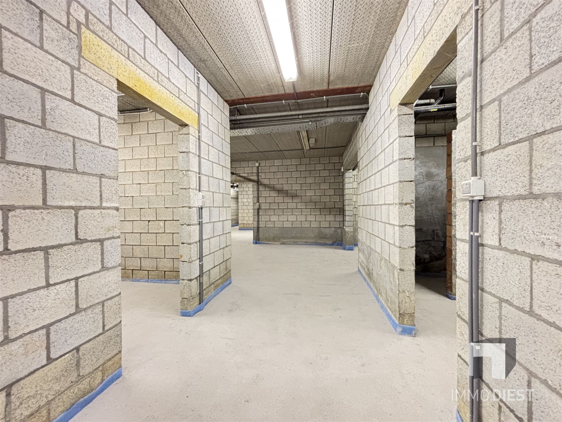 Gerenoveerd bedrijfsgebouw gelegen op het industrieterrein van Tessenderlo-Ham foto 33
