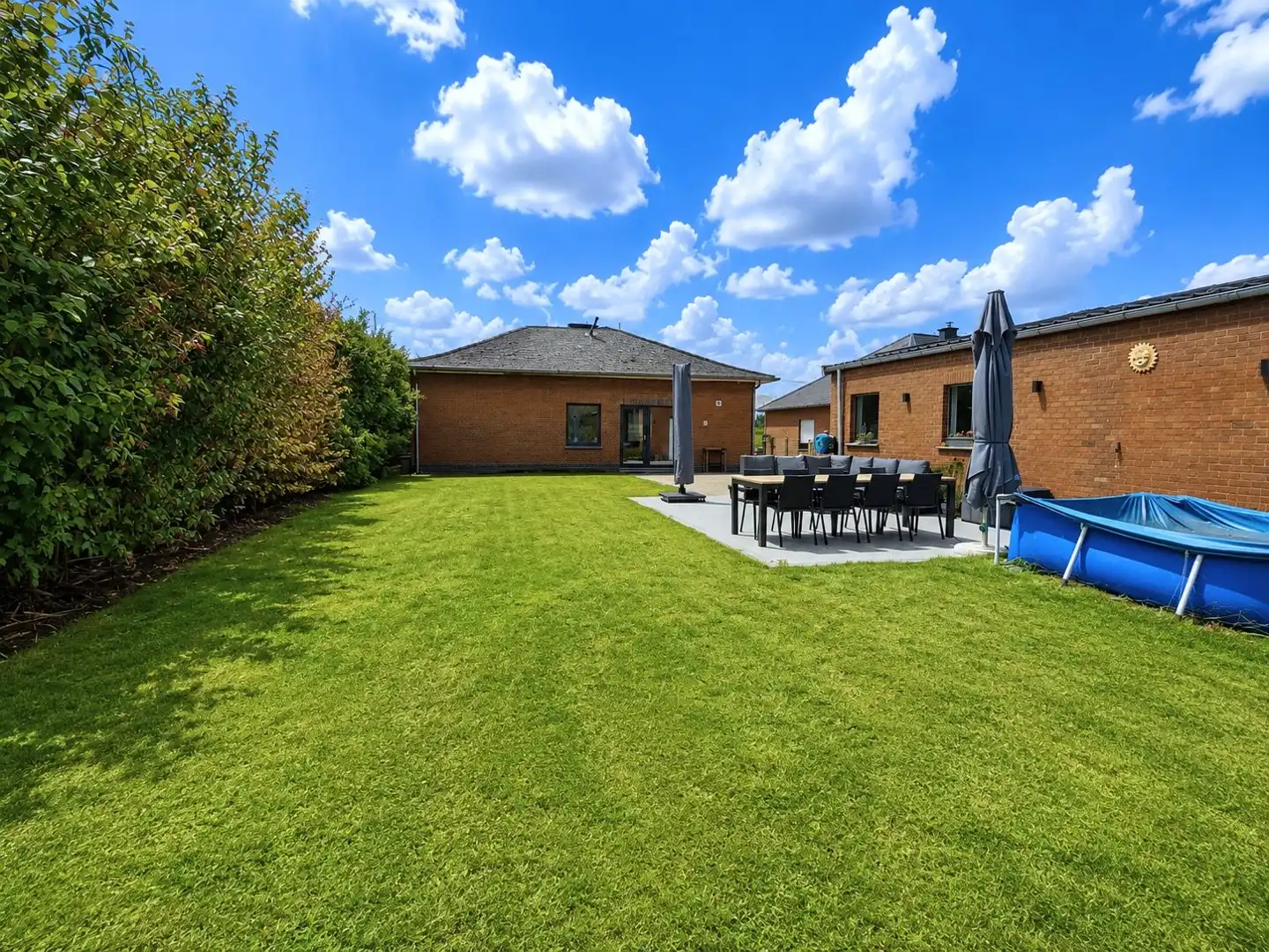In een landelijke omgeving bevindt zich deze grondig gerenoveerde woning op een mooi perceel van 1.102 m². foto 6