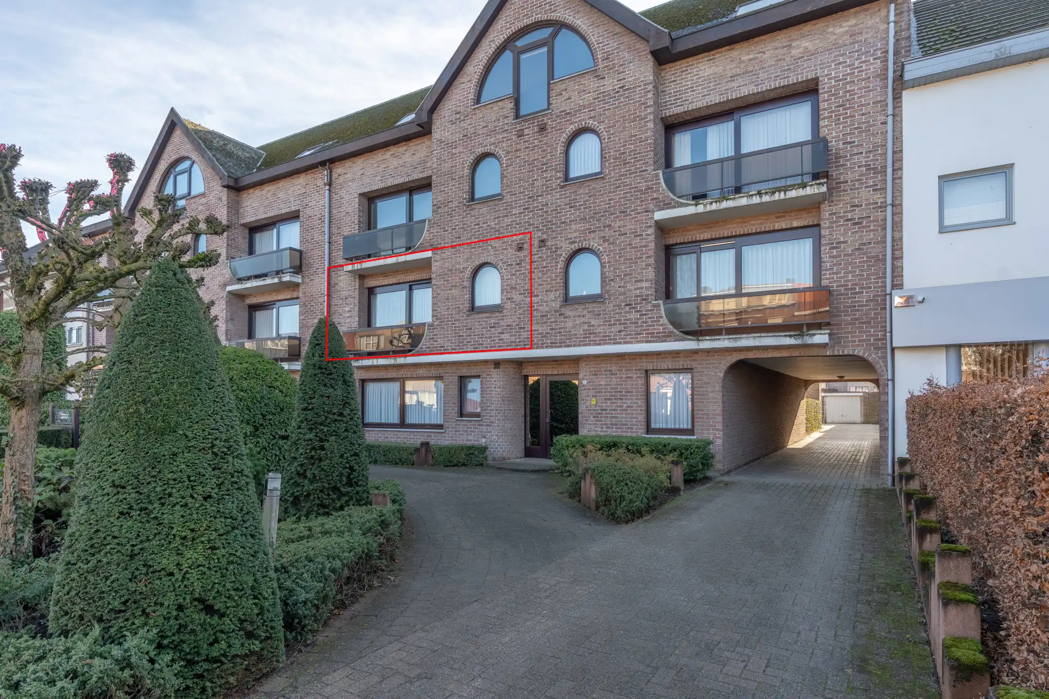 Goed onderhouden, gunstig gelegen 2 slpk app met garagebox. foto 2