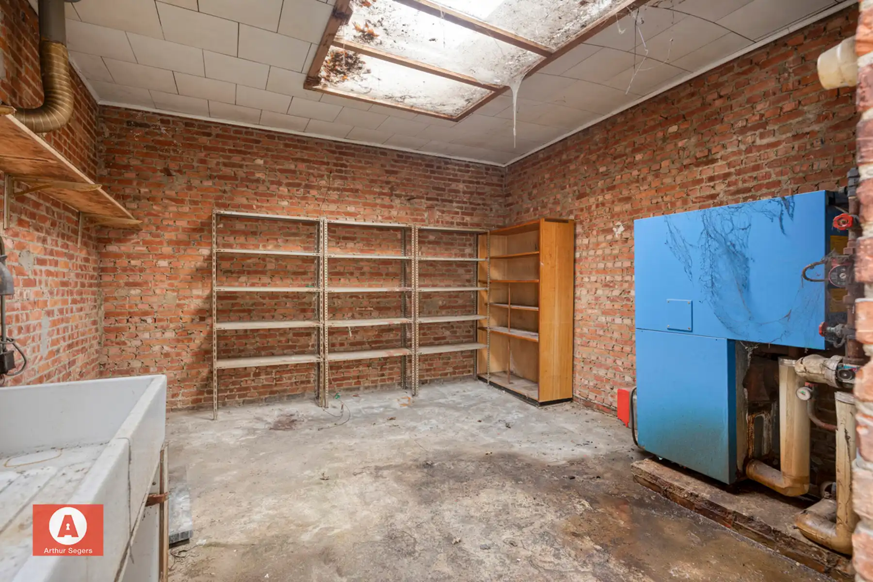 Te renoveren Handelshuis met woonst en inpandige garage.  foto 10