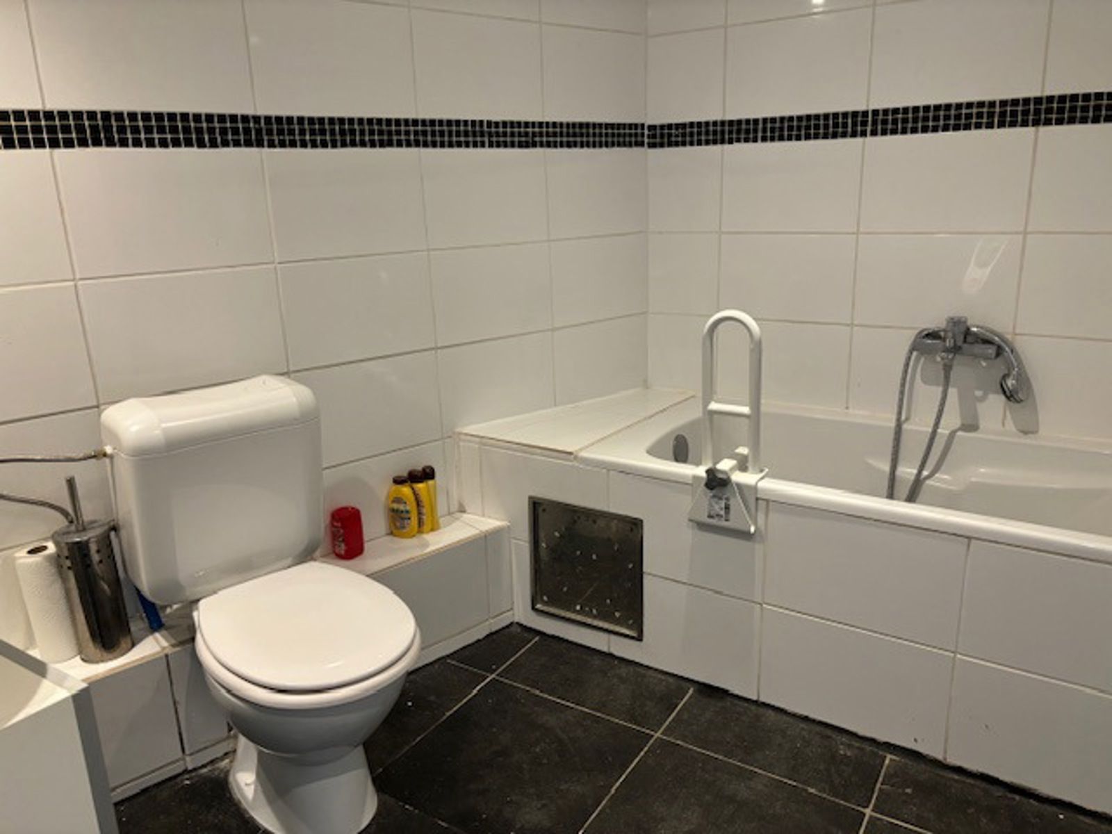 Woning met zij ingang en een prachtig zicht op de sportvelden te Landen foto 19