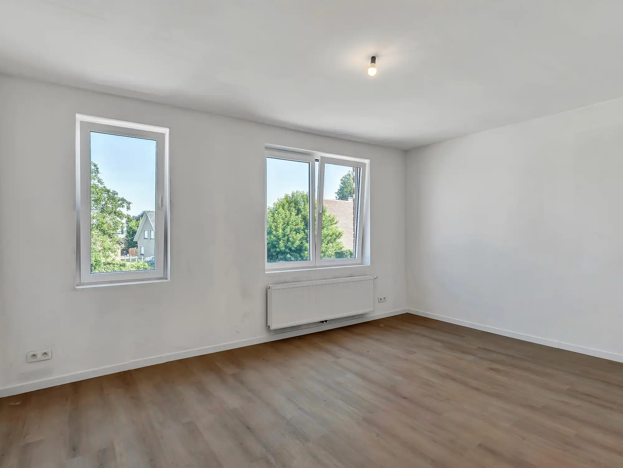 Gerenoveerde woning met ruime tuin en privéparking foto 9