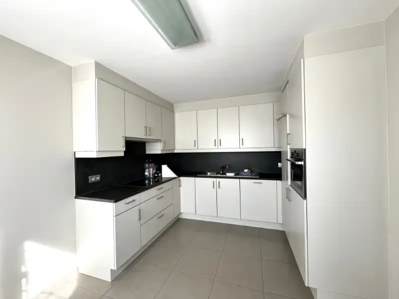 Vernieuwd 2-slaapkamer appartement, met staanplaats en kelderberging foto 6