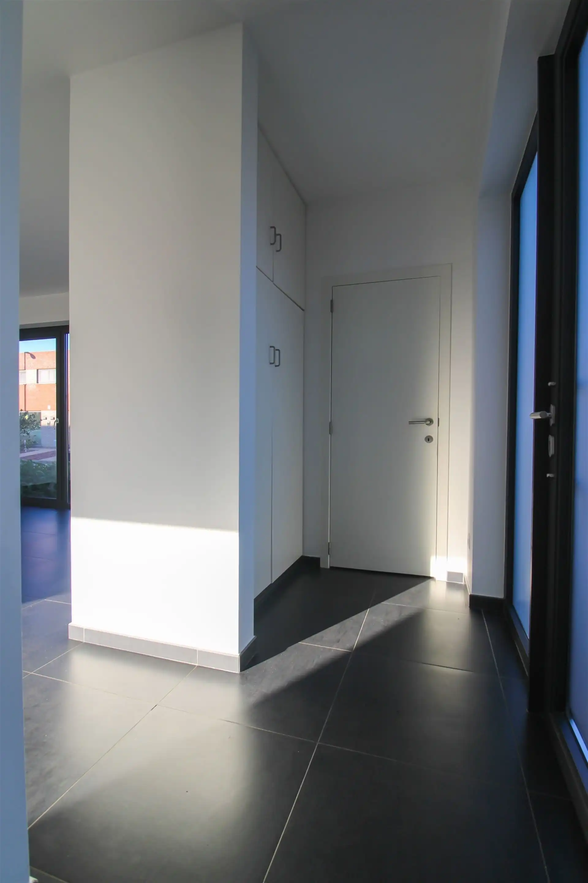 Instapklare gezinswoning met 3 slaapkamers, carport en onderhoudsvriendelijke tuin in het hart van Uikhoven! foto 3