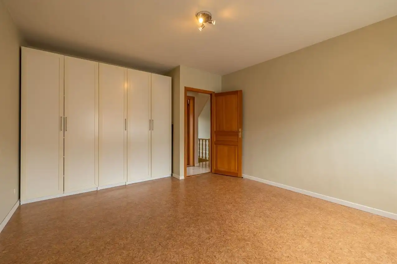 Vier slaapkamers. Twee staanplaatsen. En achteraan een verrassende buitenplek met zuiderse patio-sfeer foto 17