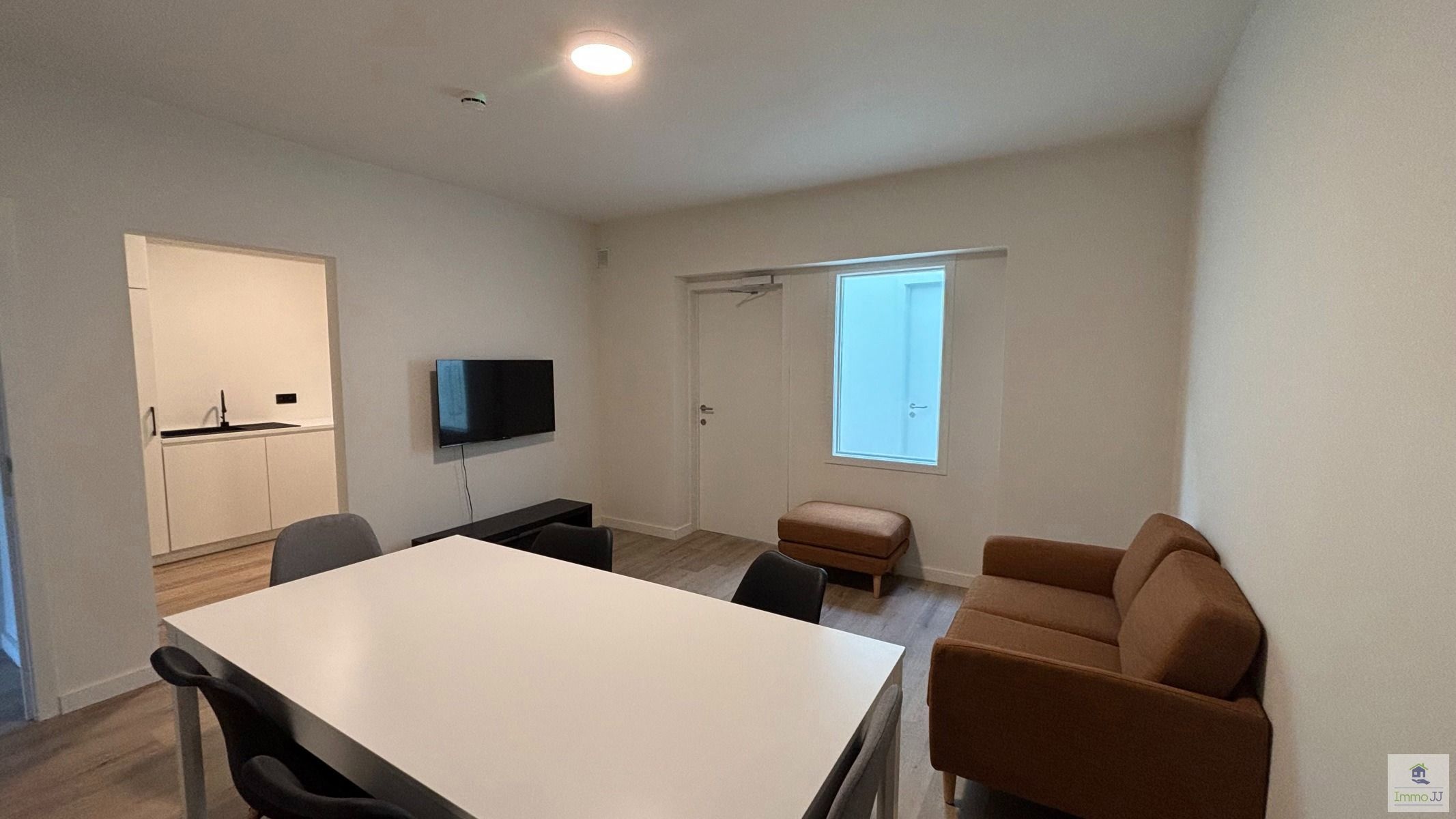 Gemeubelde studentenkamer met eigen sanitair  foto 5