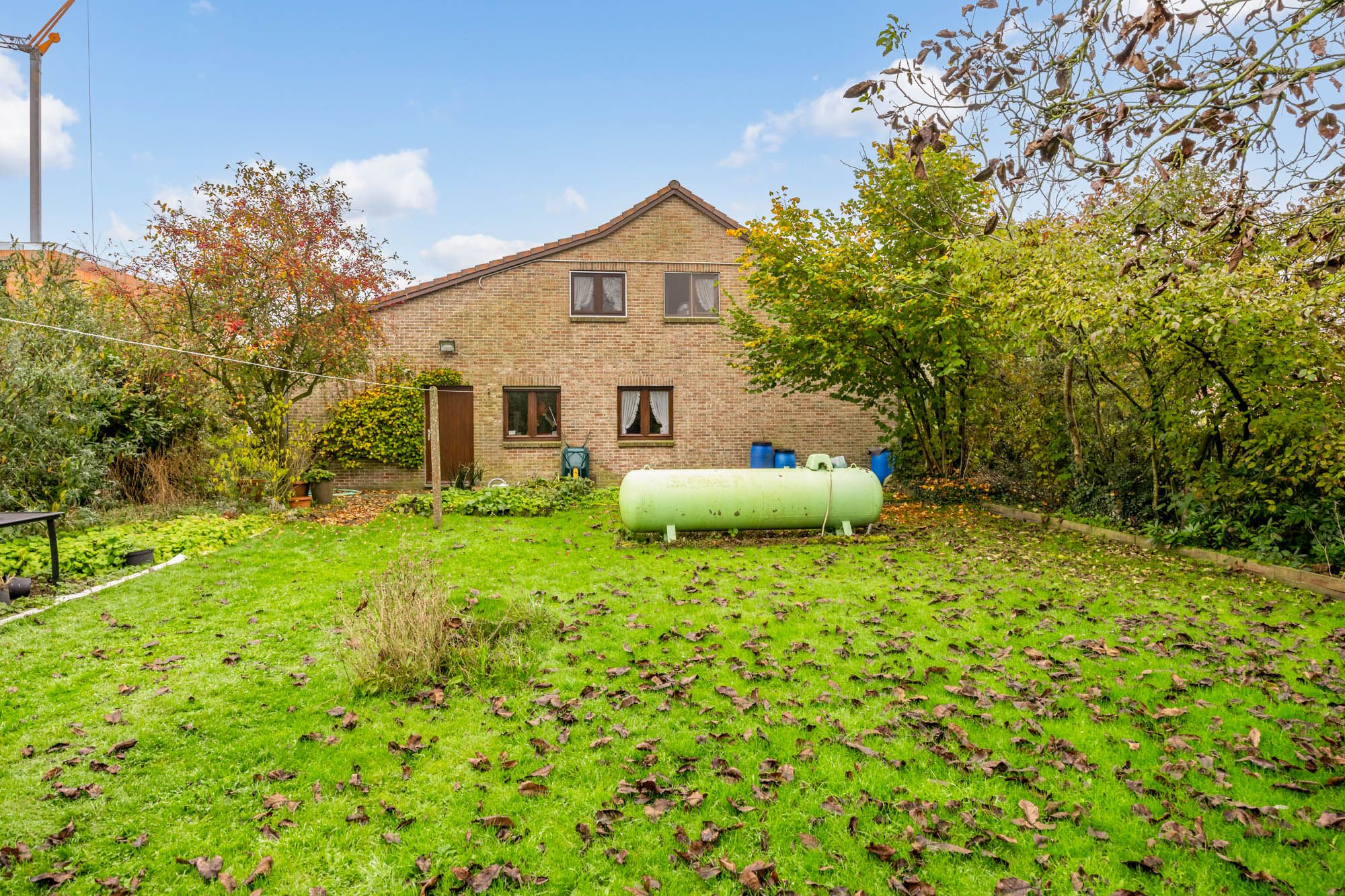 IDEALIS VASTGOED - CHARMANTE GEZINSWONING OP EEN RUSTIG PERCEEL VAN 11A 40CA MET  4 SLAAPKAMERS, INPANDIGE GARAGE EN VOLLEDIG ONDERKELDERD - De woning omvat maar liefst +- 190m² bewoonbare oppervlakte met ruime woonkamer, uitgeruste keuken, 4 slaapkamers, badkamer en inpandige garage en voorzien van zonnepanelen. De woning is rustig gelegen op een ruim perceel met een opp. van 11a 40ca.  foto 8