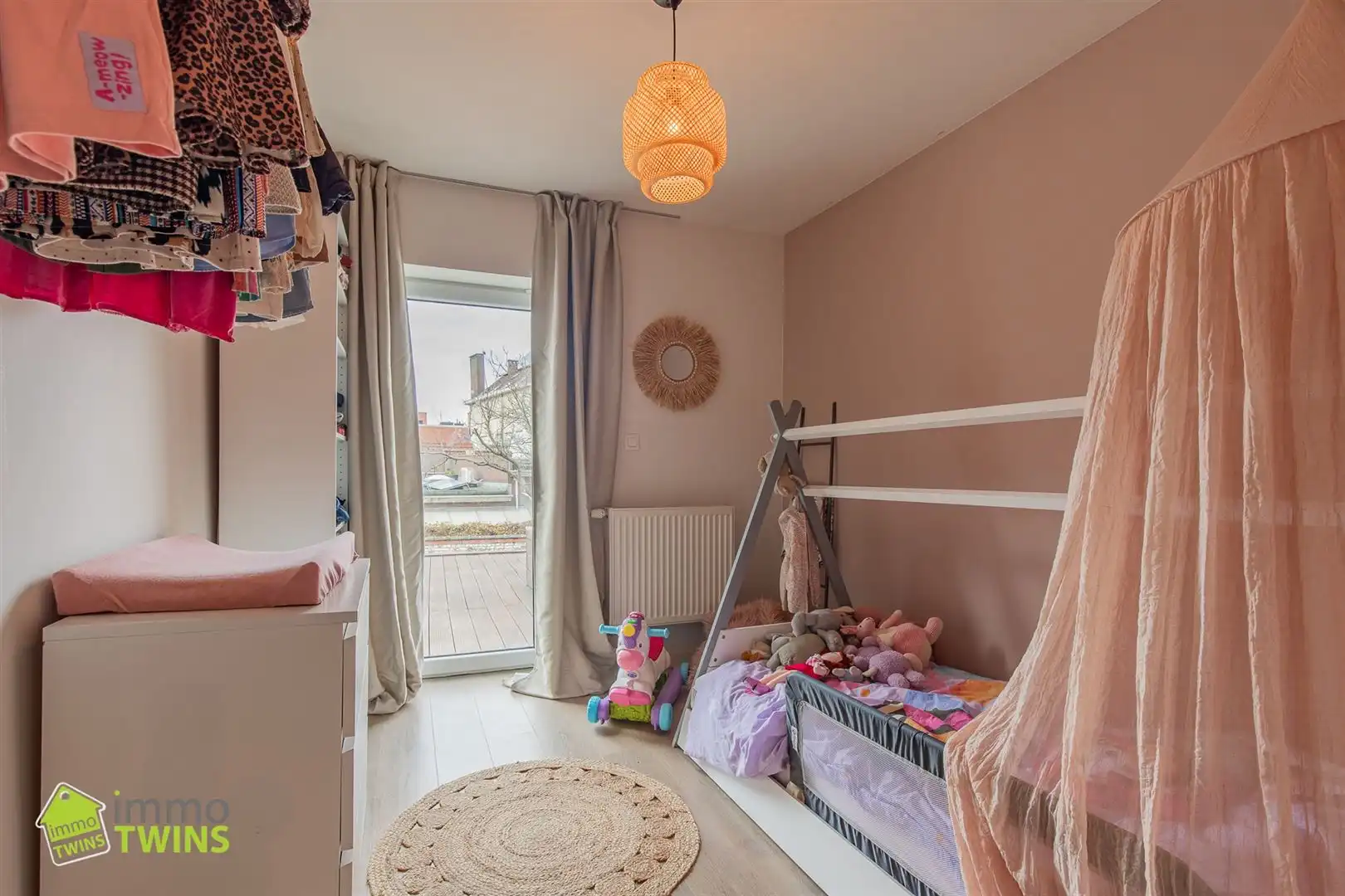 In een rustige maar toch centraal gelegen straat ontdekken we deze volledig instapklare, verrassend ruime en bijzonder energiezuinige woning foto 14