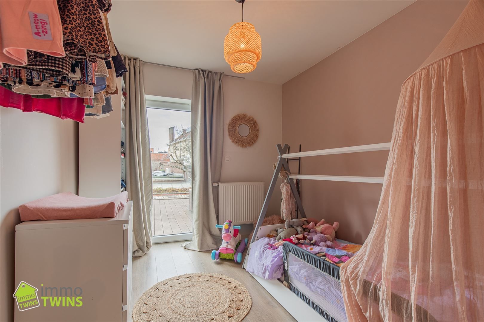In een rustige maar toch centraal gelegen straat ontdekken we deze volledig instapklare, verrassend ruime en bijzonder energiezuinige woning foto 14