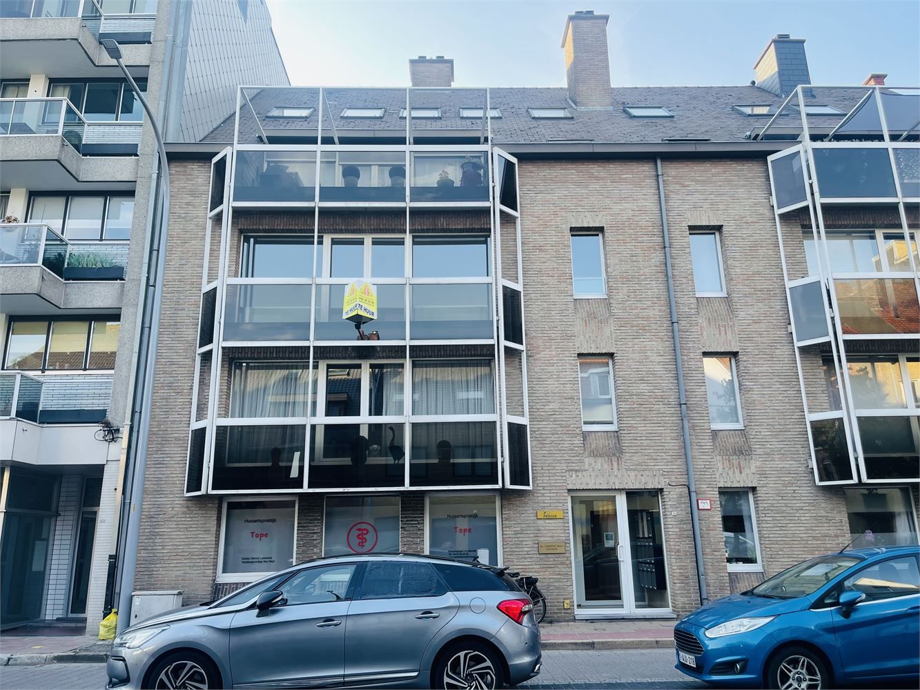 Sint-Andries,ruim zonnig vernieuwd energiezuinig appartement van 128 m2 , living van 47m2, 2 slaapkamers en open bureau foto 2