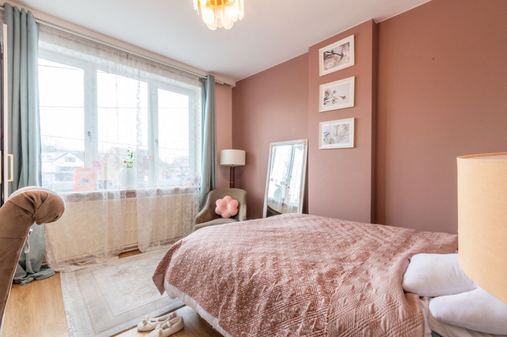 Ruime en gerenoveerde woning met 4 slaapkamers + garage! foto 13