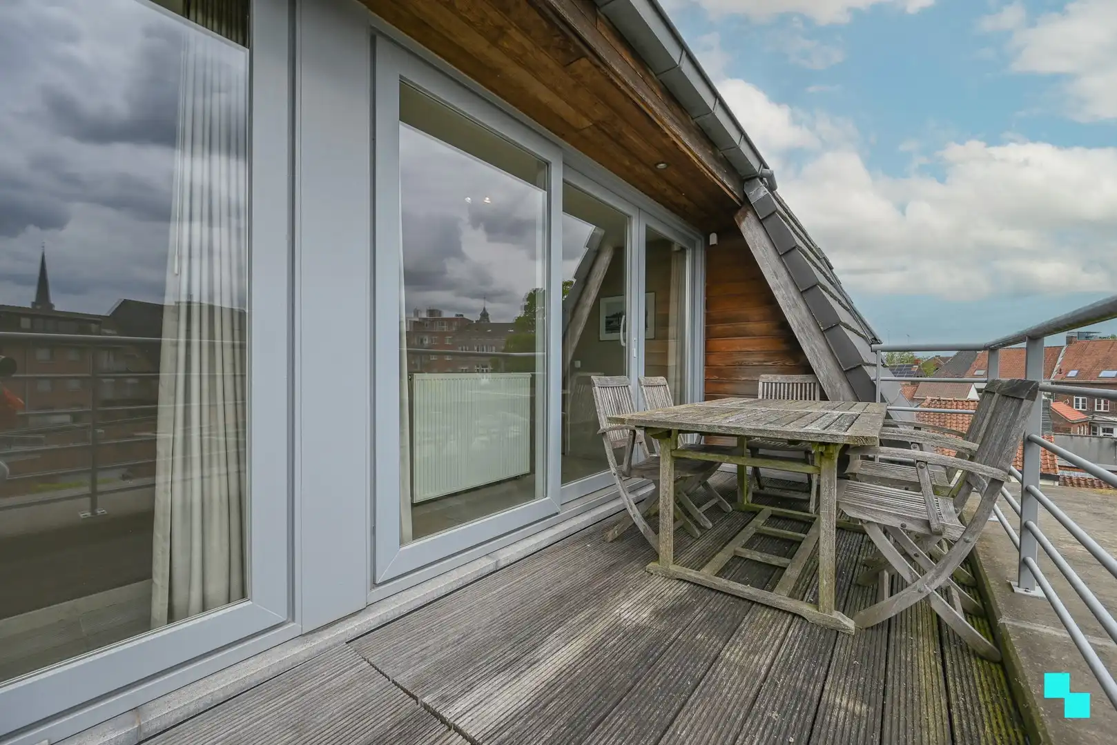 Riant dakappartement in hartje Izegem met panoramisch zicht foto 16