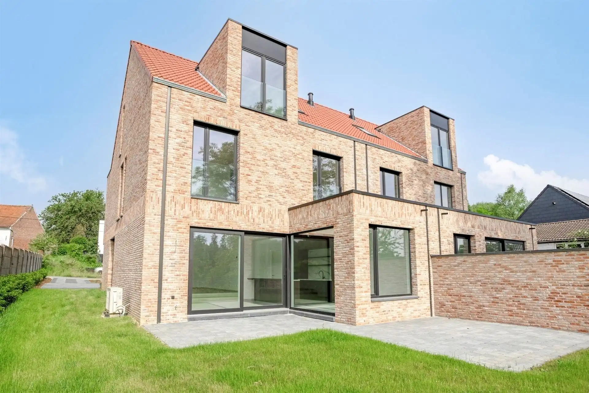 Nieuwbouw woning - 5 slpk - 2 badk (6% BTW mogelijk) foto {{pictureIndex}}