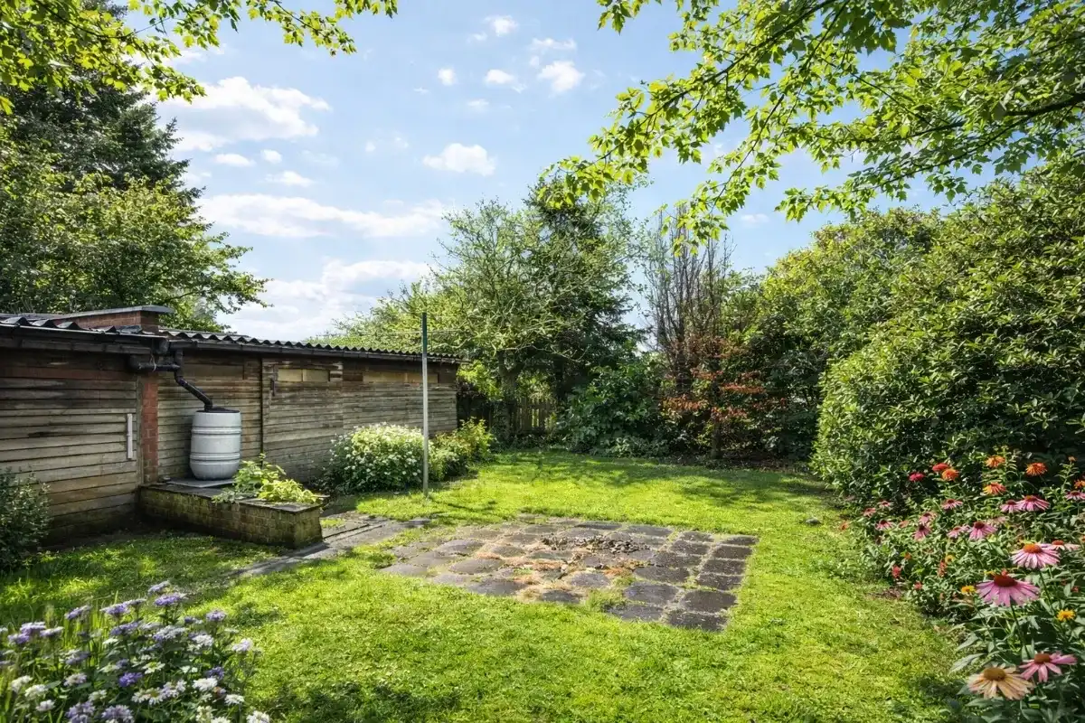 Karaktervolle deels te renoveren woning met veel potentie foto 20