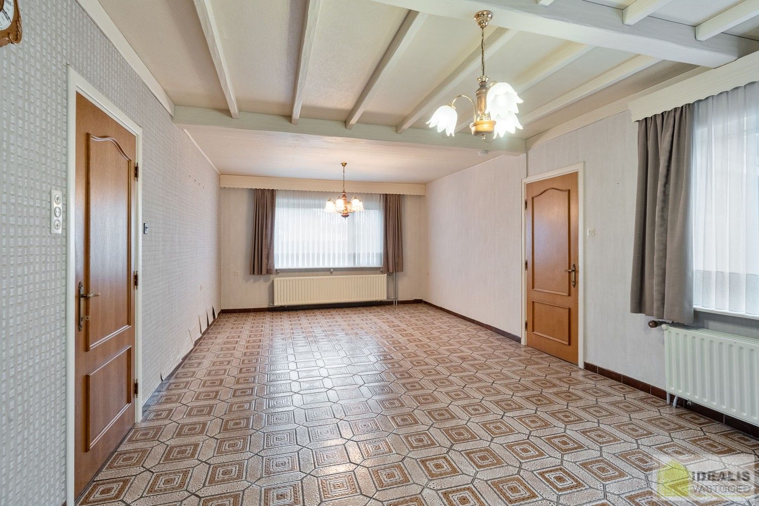 TE RENOVEREN WONING MET EEN RUIME WOONKAMER, KEUKEN MET EETKAMER, 4 AANGENAME SLAAPKAMERS WAARVAN 1 GELIJKVLOERS, BADKAMER, BERGING EN KELDER GELEGEN OP EEN PERCEEL VAN MAAR LIEFST 14A 94CA IN HET GEZELLIGE GROTE-BROGEL (PEER)! De woning omvat ca.150m² netto bewoonbare oppervlakte met op het gelijkvloers een ruime leefruimte, aansluitend keuken met eetkamer, een badkamer, slaapkamer en op de verdieping 3 ruime slaapkamers! De woning is rustig gelegen vlak bij de dorpskern van het gezellige Grote-Brogel en op enkele autominuten verwijderd van de centra van Peer, Kaulille, Bocholt en Bree. Ideaal voor zij die op zoek zijn naar een volledig naar eigen smaak te renoveren woning op een zeer ruim perceel! foto 8