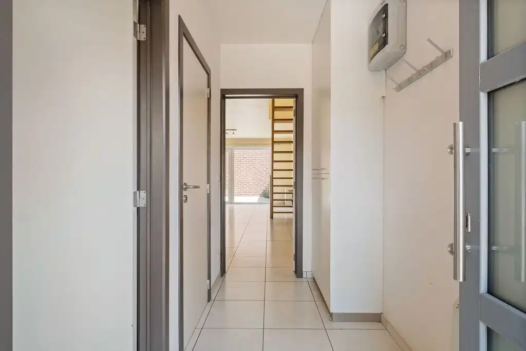 Recente woning met 2 slaapkamers, koer en privatieve parkeerplaats in het centrum van Celles! foto 2