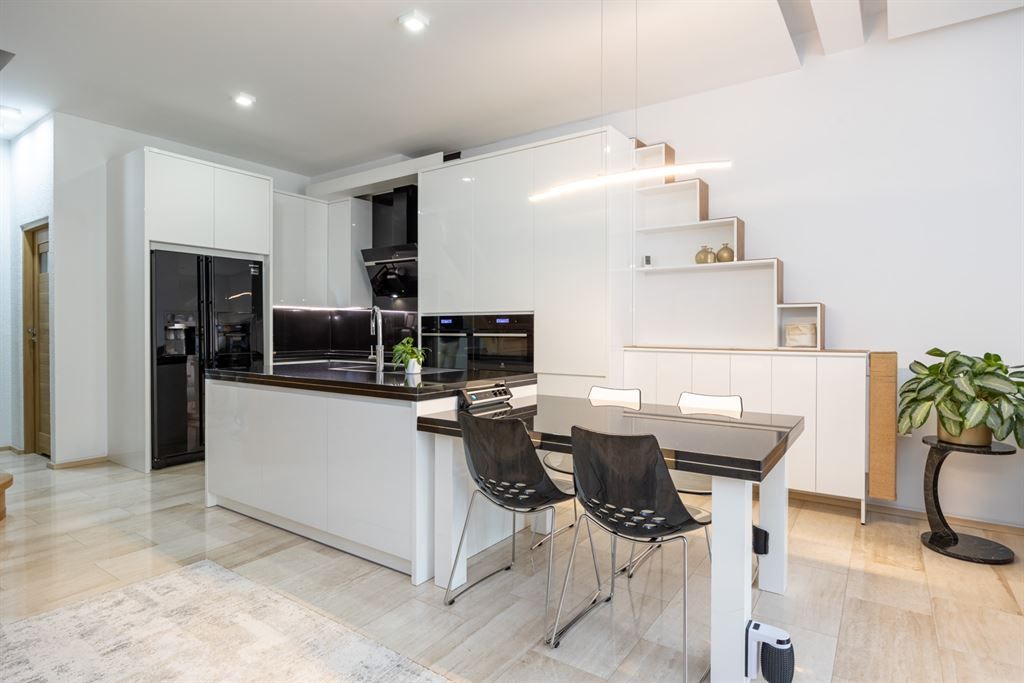 Energiezuinig gerenoveerde woning met garage foto 6