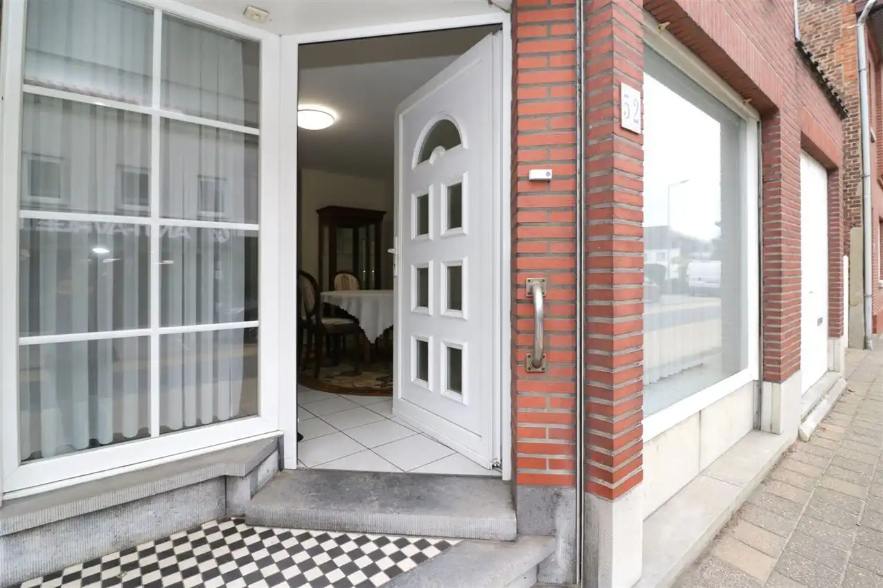 label c, nabij station, garage voor vijf wagens foto 47