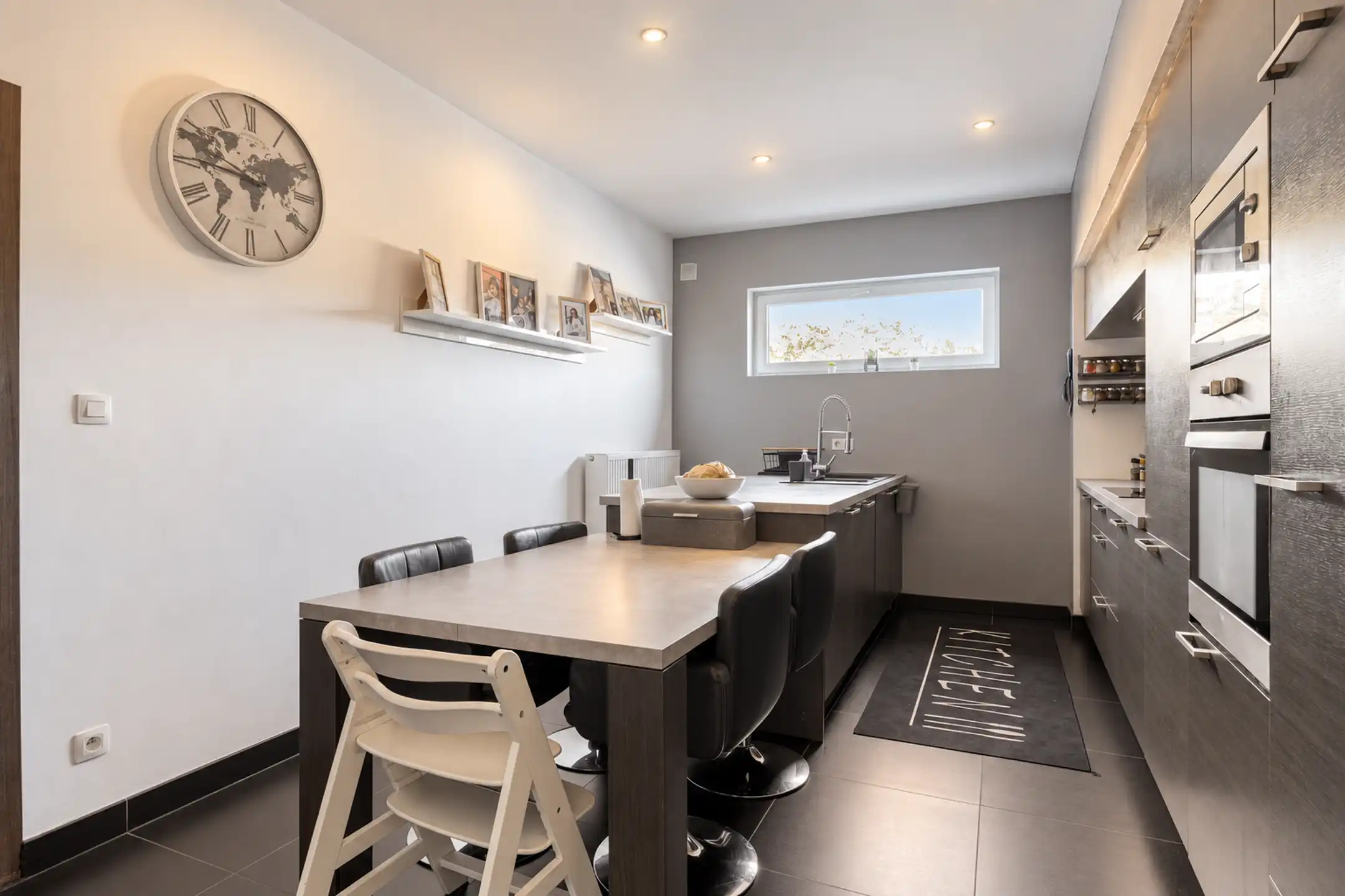 Ruime gezinswoning van 215 m² met vier à vijf slaapkamers en tuin foto 9