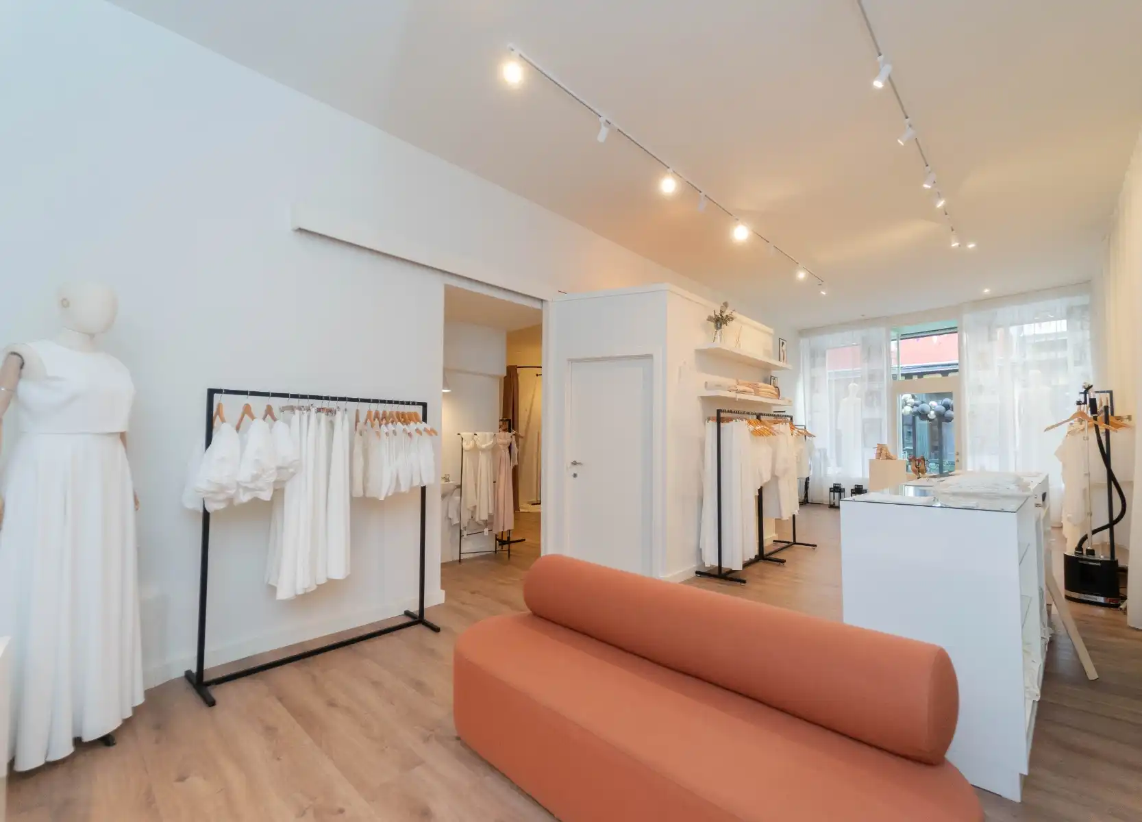 Charmante handelszaak (128 m²) op topligging palend aan de Vrijdagmarkt foto {{pictureIndex}}