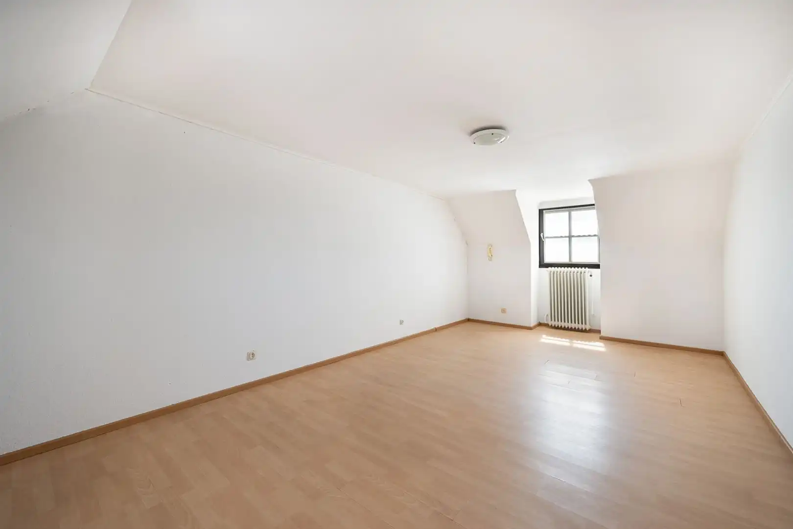 Handelsglkvl. met woonst en mooie tuin! foto 18