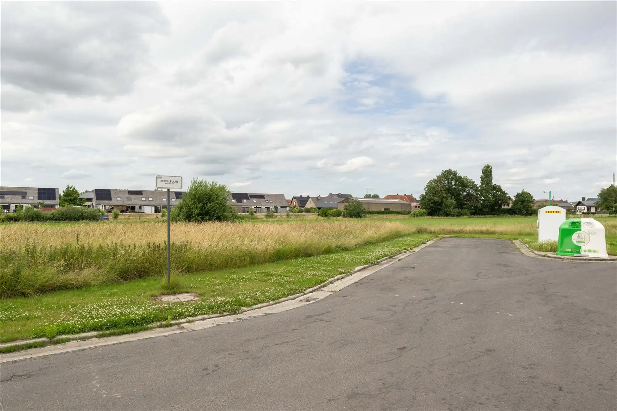 Halfopen woning met 4 slaapkamers, garage en zongerichte tuin foto 3