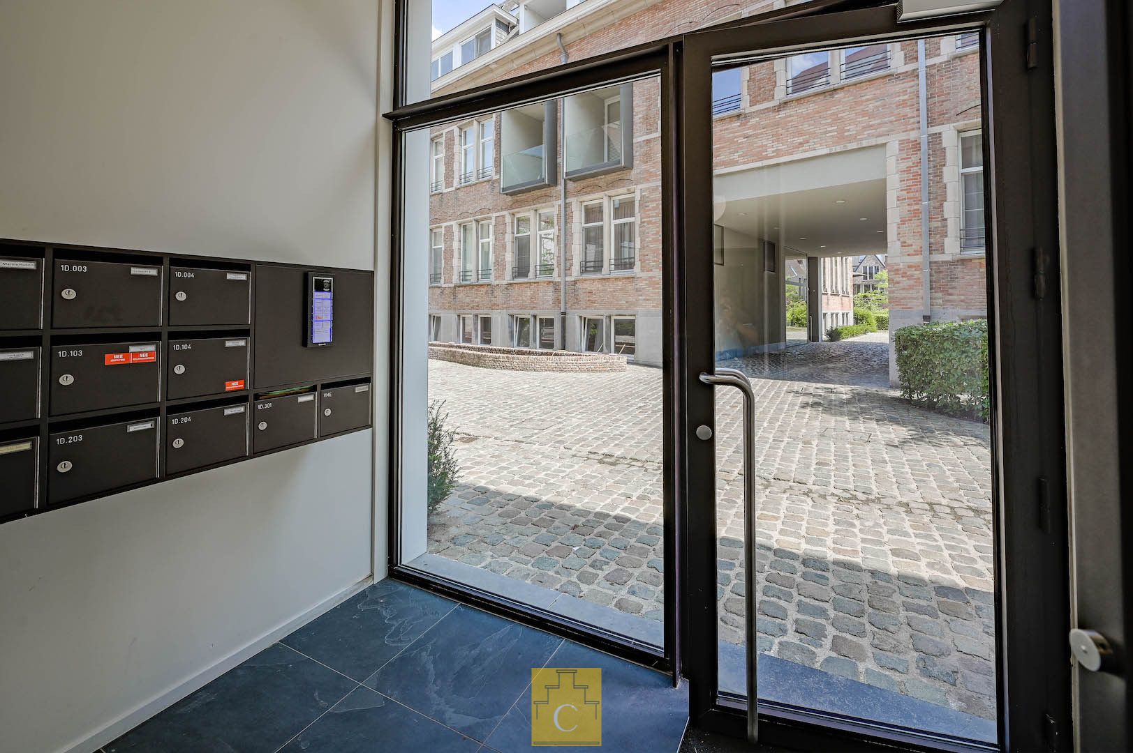 recente hippe flat op een historische site met mooie binnentuin in de schaduw van de Sint-Gilliskerk foto 4