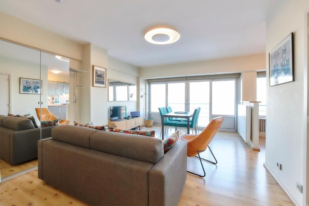 INSTAPKLARE STUDIO MET SCHITTEREND ZICHT OP ZEE  foto 5