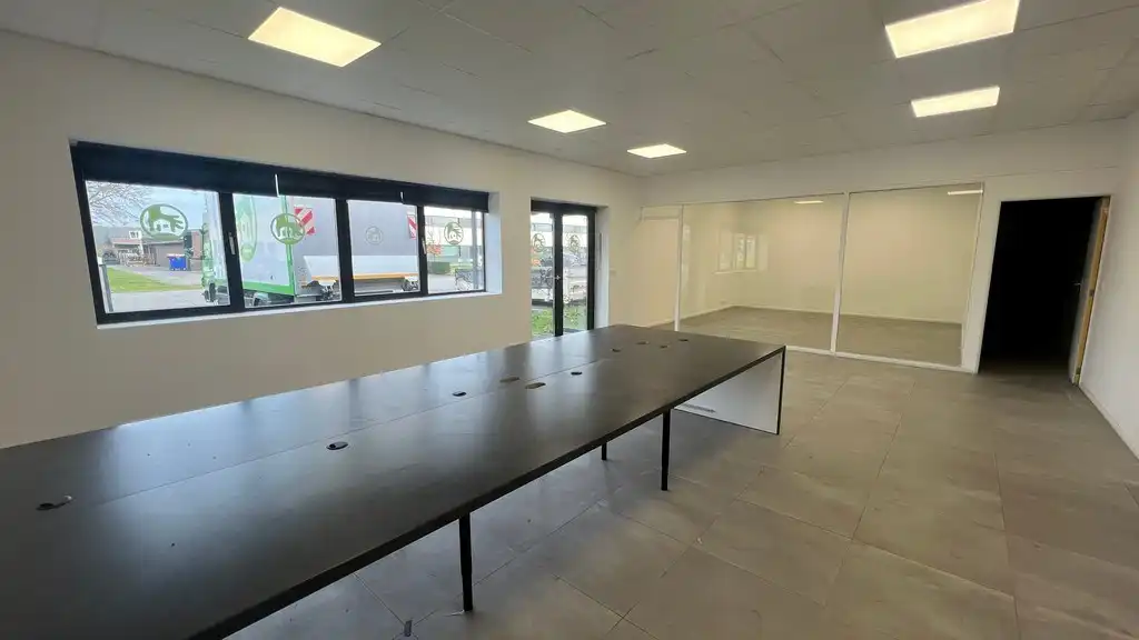 Bedrijfspand in bedrijvenzone aan Makro te Eke foto 11