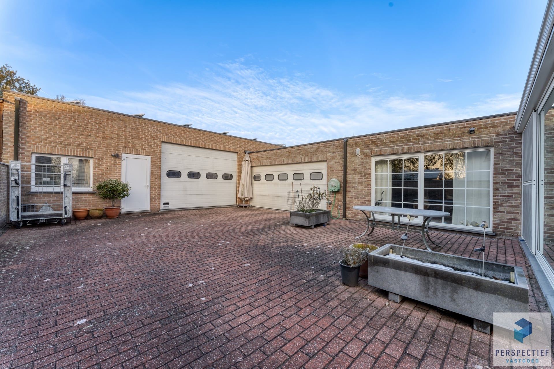 Statige, ruime villa met loods en ingerichte studio in een rustige omgeving foto 4